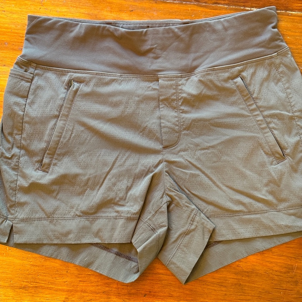Athleta Trekkie North Short. Size 8